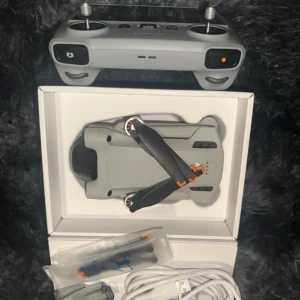 DJI Mini 3 Pro - DJI Mini 3 Pro drönare i mycket gott skick, komplett med fjärrkontroll, extra propellrar, laddkabel och originalförpackning. Ultra-lätt modell (249g) med avancerad kamera och smarta flygfunktioner. Inga synliga defekter eller slitage, redo för användning.