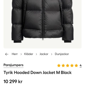 Svart dunjacka från Parajumpers - Säljer en svart, riktigt fet dunjacka från Parajumpers. Jackan har en puffad look, huva med snörning och dragkedja framtill. Insidan är grå med orange detaljer och flera fickor. Perfekt för kalla dagar när du vill hålla stilen.