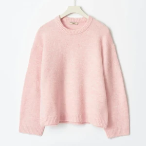 Rosa stickad tröja - Ljusrosa stickad tröja från Gina Tricot i utmärkt skick, nästan aldrig använd. Bara att skriva kring funderingar!🩷