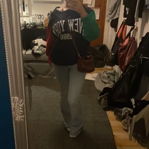 Cool sweatshirt med olika färger från zara  - Säljer en snygg oversized sweatshirt med olika färger från zara i storlek M