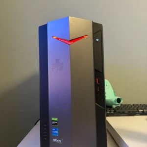 Gamingdator – Acer Nitro N50-620 (i5-11400F / RTX 1650 / 8 GB RAM / 256 GB SSD) - Säljer min Acer Nitro N50-620 som fungerar felfritt.Perfekt som första gaming-PC eller för dig som vill ha en snygg, kompakt och tyst dator som klarar de flesta moderna spel i 1080p med stabil FPS.Allt fungerar som det ska – inga krascher, inga värmeproblem. Datorn är nollställd och redo att användas direkt.