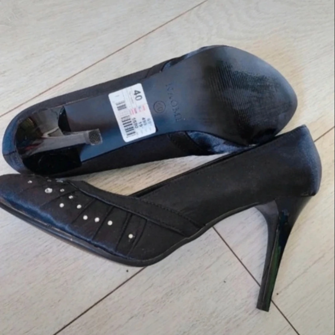 Svarta pumps med klack och pärldetaljer - 2