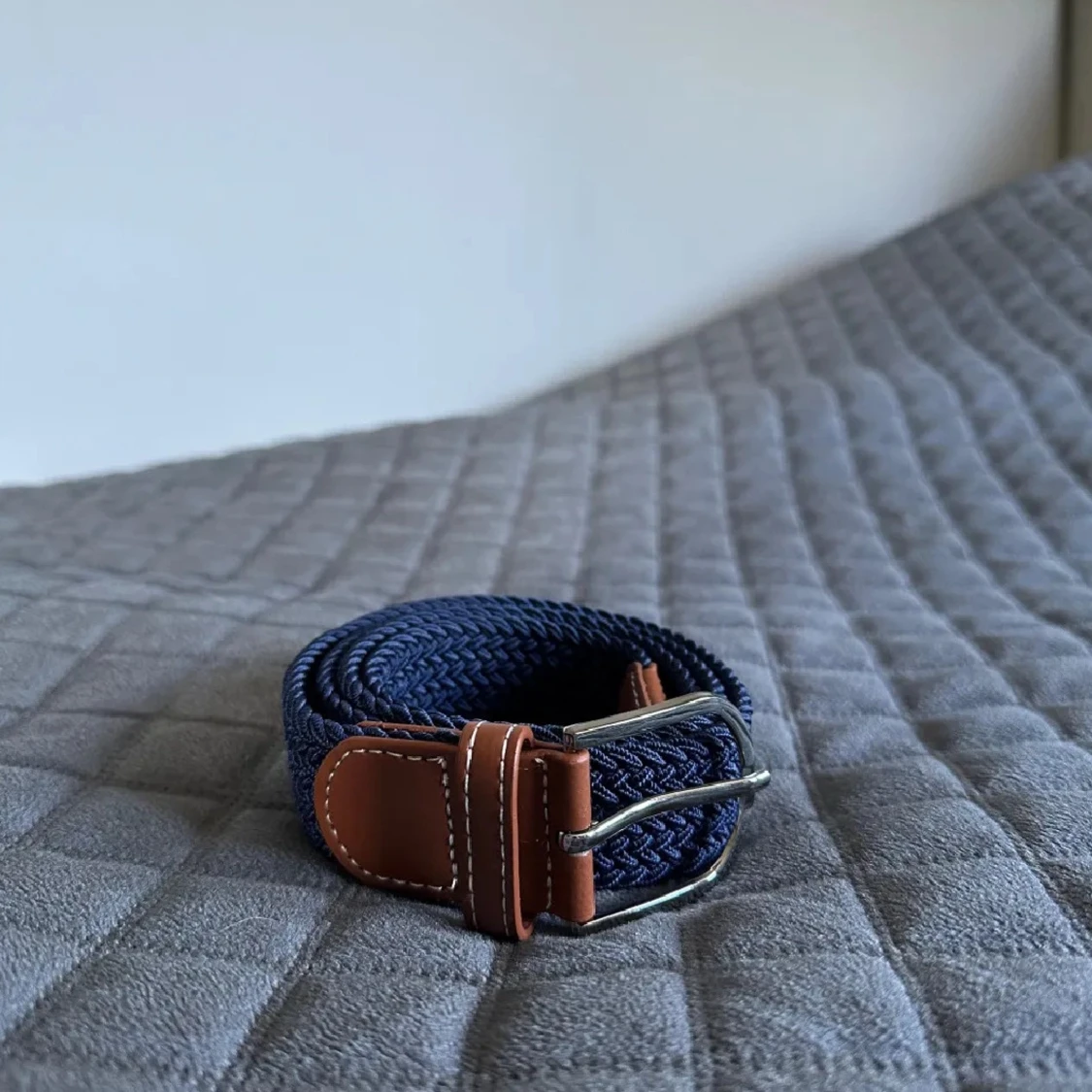 Mörkblå flätat bälte med skinn 105cm