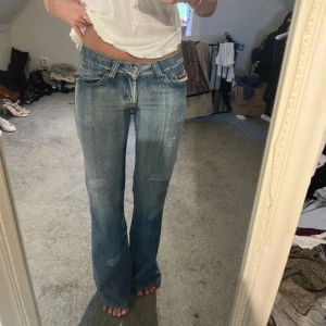 Jeans med djurmotiv - Skitsnygga jeans med djurmotiv där bak💗Strl 25