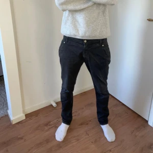 Replay jeans - Svarta Replay Denice jeans i storlek W28 L28. Klassisk slim fit-modell med snygg tvätt och bekväm stretch för perfekt passform. Använda sparsamt och i mycket fint skick. Passar både till vardag och fest. Pris är såklart diskuterbart! Bara höra av sig vid frågor.😊