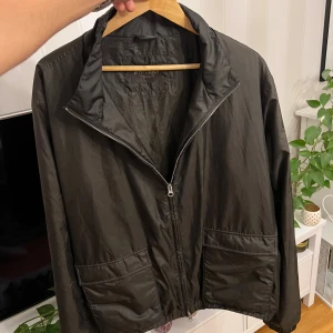 Rose & Born brun jacka  - En helt ny Rose and Born jacka i nyskick. Otrolig fin brun färg nu till våren och passar perfekt under en hoodie lika som under en stickad tröja. Otrolig kvalité och jackan är praktisk med två fickor på sidorna och en ficka inuti jackan. Nypris är cirka 6000 kronor. Rekommenderar starkt. Passar även L bra. 