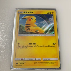 Pikachu holo mcdonalds (2017) - Väldigt sällsynt pikachu som man endast kunna få under 2017 på mcdonalds happy meal. Ett läcker och roligt kort för samlare. Priset o-graderad är värderat på runt 250kr men i detta skicket kan jag garantera att den är minst en 8-9. PSA 10 ligger strax över tusen lappen. 