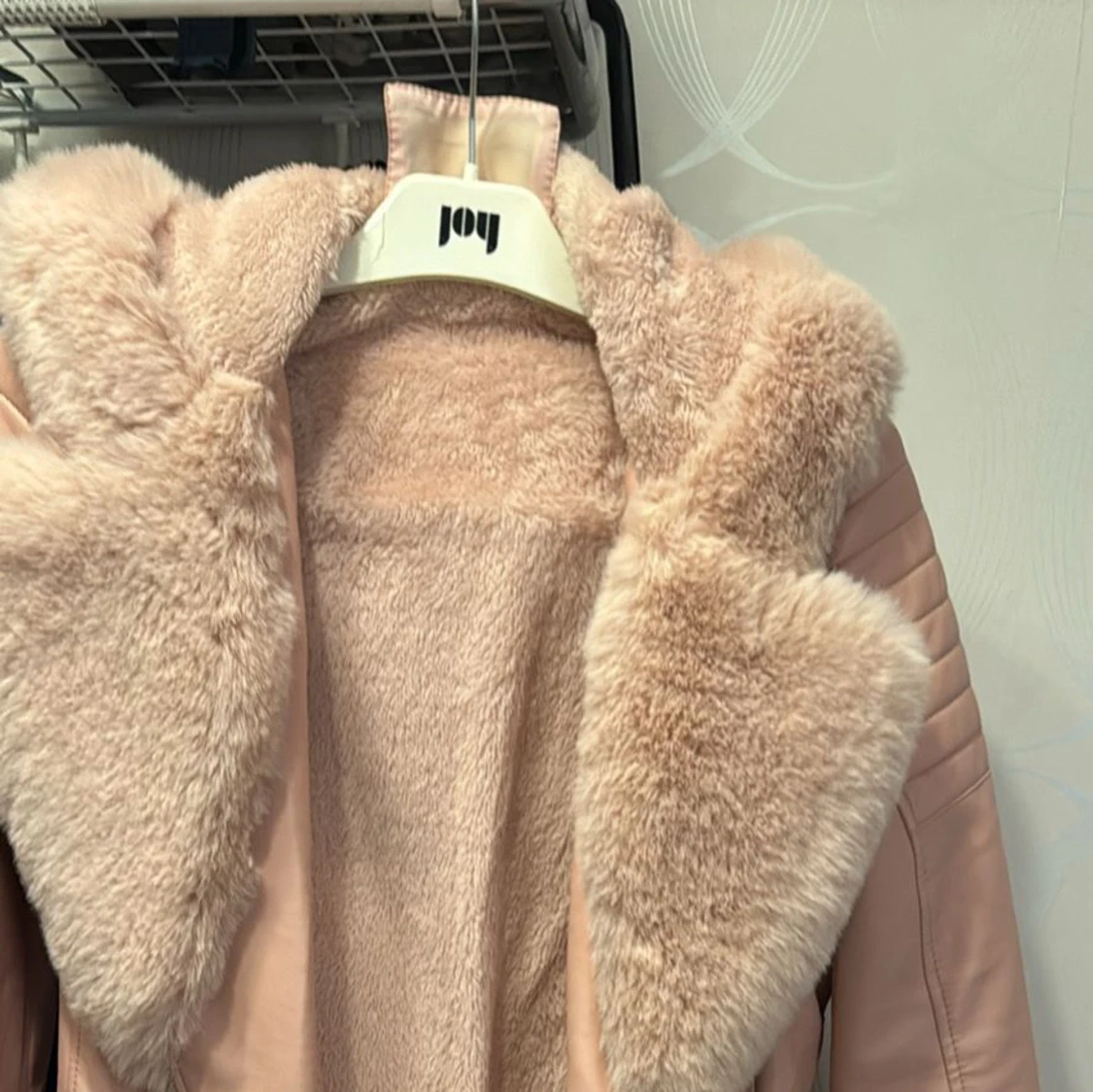 Beige pälsfodrad skinnjacka med bälte - 2