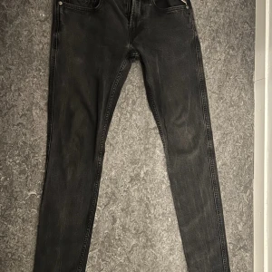 Replay jeans grisch - Säljer ett par svarta Replay jeans i storlek 28. Jeansen har klassisk femficksdesign, dragkedja och raka bakfickor med diskret söm. Snygg tvättad svart färg och smal passform som sitter tajt längs benen. Perfekta till sneakers eller boots. Grisch 