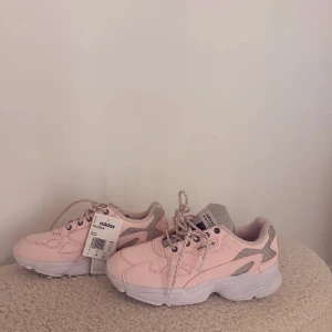 Adidas Falcon rosa sneakers - Helt nya💕