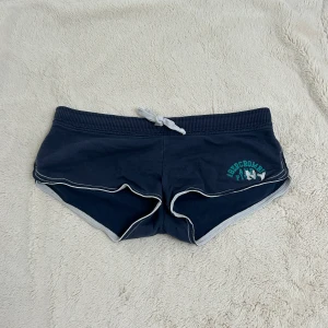 Abercrombie & fitch lågmidjade shorts  - Ett par shorts från Abercrombie & fitch i storlek S. Kan upplevas större i storlek. Rakt över midjemått: ca 40cm.  Jag fraktar inom 24h. Se liknande plagg i min profil!