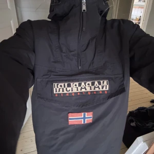 Svart Napapijri jacka - Säljer en supersnygg svart jacka från Napapijri. Den är använd men i väldigt gott skick! Nypris 1600 kr. Skriv via funderingar och annat!💓