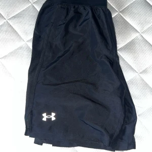 Svarta träningsshorts från Under Armour - Snygga svarta träningsshorts från Under Armour. Säljer för dom va lite för stora för mig. Storlek M skriv om ni har några frågor och priset kan diskuteras