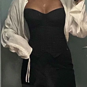 Svart randig korsett - Snygg svart korsett topp, båda är helt oanvända då jag inte kunde skicka tillbaka dom. Hör av dig vid fler frågor eller bilder. Finns i storlekarna XS och S🩷. 200 st