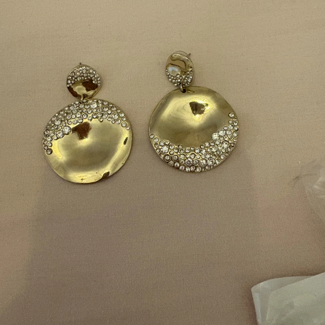 Stora guldiga örhängen med strass - 2