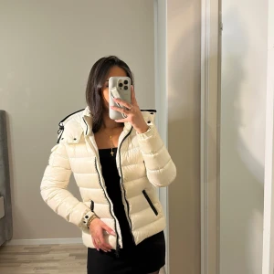 Moncler jacka vit - Inga skador!  Storlek 0 (Xs) Jackan känns som en S för mig som bär Xs.   Kvitto finns!  Nypris idag är 17 600kr  Pris kan diskuteras vid snabb affär