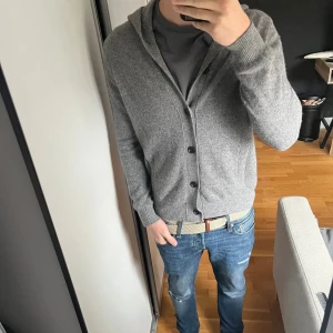 Stickad hoodie - Tja! Säljer nu denna otroligt feta stickade hoodien i storleken S. Han på bilden är ungefär 180cm// Hör av er om ni har några frågor!!✌️