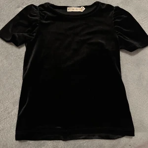 Sammet tröja storlek 98-104 - ⚪️Barn som använt så skavanker finns alltid⚪️