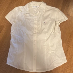 skjorta  - Skjorta från tommy hilfiger, köpt i england 