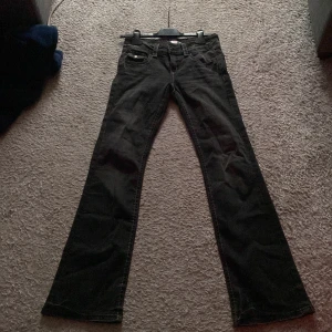 Svarta bootcut jeans Gina Tricot 164 - Svarta jeans från Gina Tricot i storlek 164. Klassisk femficksmodell med bootcut-ben och låg midja. Jeansen har snygga kontrastsömmar och är tillverkade i mjukt bomullsmaterial med lite stretch för extra komfort. Aldrig använda endast testade, köpta för 359