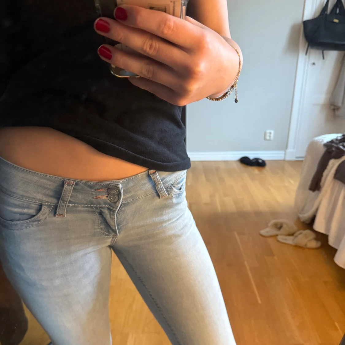 Ljusblå bootcut jeans med broderi