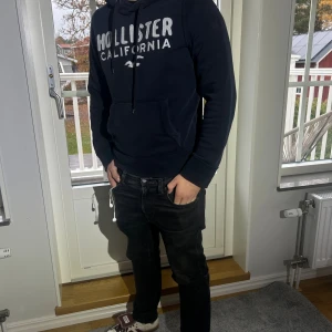 Hollister tröja S - Mörkblå hoodie från hollister. Bra skick 8/10. Storlek S. 😀