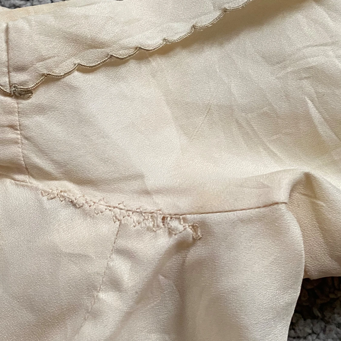 Beige blommig skjorta med spetsdetaljer - 3