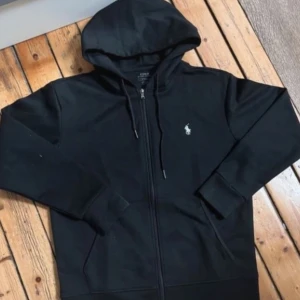 Ralph Lauren hoodie - Oanvänd svart Polo Ralph zip hoodie strlk S!Köpt på kidsbrandstore. Ny pris ca 1299, mitt pris 699kr ✅Hör av er vid frågor och prisförslag 🙋‍♂️✅