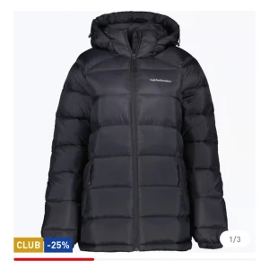 Svart dunjacka från Peak Performance - Säljer en svart dunjacka från Peak Performance har använts Max 10gånger under vintern kommer inte till användning då den e för stor perfekt nu till kala dagar 