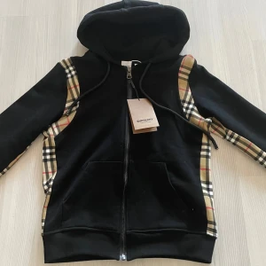 Burberry hoodie - 10/10 skick, helt ny & oanvänd. Mycket underskattad och fin Hoodie. Endast seriösa köpare tack 👍( passa bra till Medium )