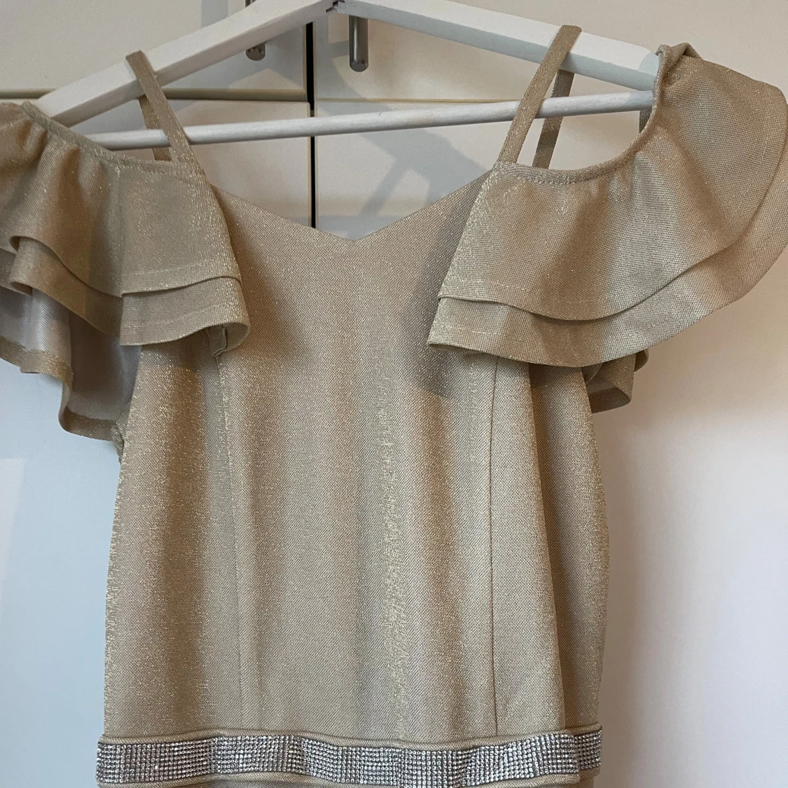 Champagnefärgad långklänning med volang - 2