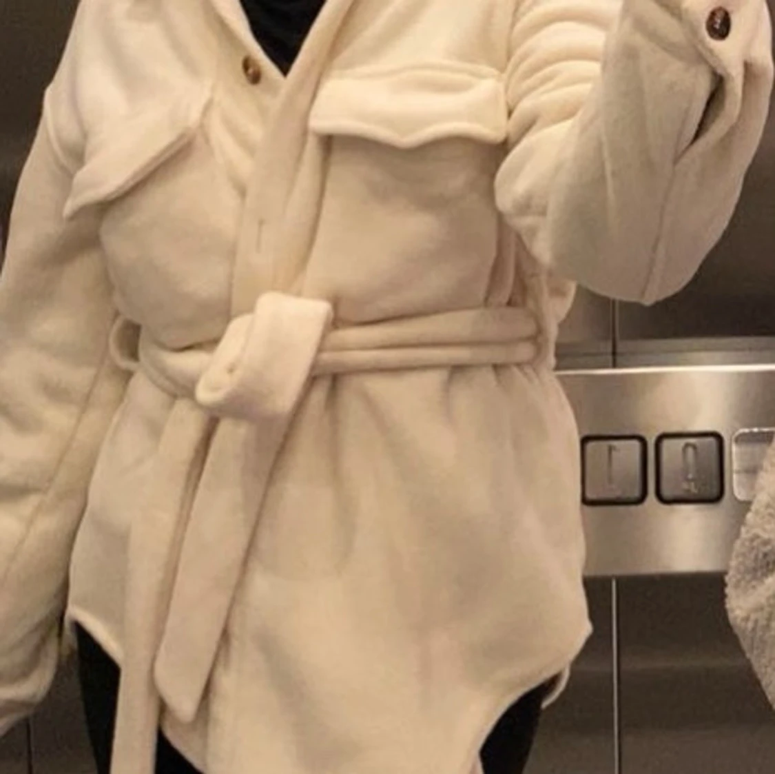 Beige overshirt med bälte och knappar - 1