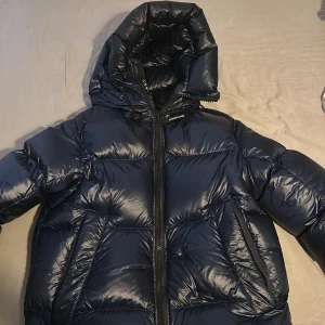 Canada Goose puffer - Dags att bli av med min vinter jacka då jag inte längre använder den. Marinblå och väldigt varm, den är i ett perfekt och nytt skick med inga defekter storlek XS men den sitter mer som S-M då jag själv har M i jackor men upplever att den sitter likadant. Ny pris runt 14 000kr äkta köpt från johnells och kvittot medföljer (kvittot skickas i dm) priset kan diskuteras.