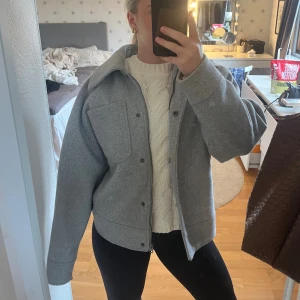 Jacka  med dragkedja - Snygg och varm grå jacka. Mycket bra skick 