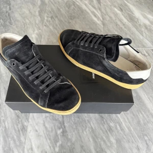 Saint Laurent skor - Saint Laurent skor - Grymt skick - Tillbehör: endast skorna - Nypris: 4000kr - TrendWardrobe