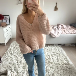 Stickad v- ringad tröja - Super mysig. 20%alpacka 25% ull 