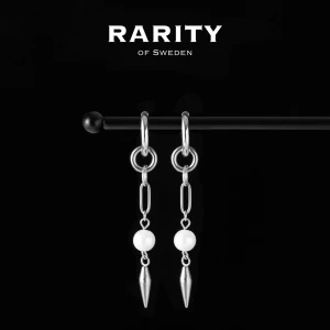 Aurora Earring - Silver: Silverörhängen med nitar och pärlor - Otroligt snygga örhängen med nitar och pärlor i rostfritt stål!! Örhängena är i fin silvrig färg och passar så bra för att piffa upp en outfit och lägga till en extra detalj🪽Likt alla andra våra smycken tål dessa örhängen vatten och håller sitt glans länge!! Vid frågor eller funderingar - välkommen att skriva till oss🪽