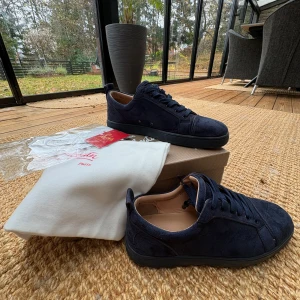 Christian Louboutin sneakers - Säljer mina louboutins eftersom jag inte använder dem längre, de har några ”creases” och en smutsig sula men det går att fixa hemma själv. De är helt äkta och allt box. Skriv om du har frågor!