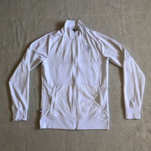 ÄKTA FRANKRIKE ZIP 2020 - Säljer en Frankrike zip från EM 2020. Tröjan är äkta och i mycket bra skick då den inte har några skador eller defekter. Tveka inte på att höra av dig vid minsta fråga eller fundering!