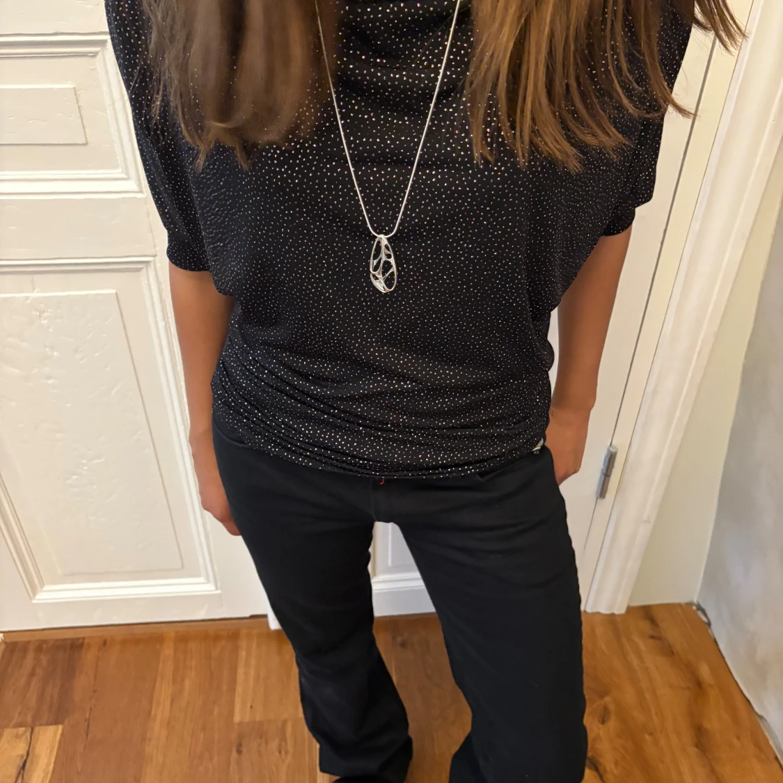 Svart glittrig topp med prickigt mönster - 3