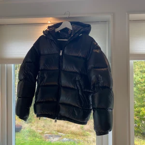Zara puffer - Säljer en svart pufferjacka från Zara i storlek S. Jackan har inga defekter eller liknande. Hör av er vid frågor👍