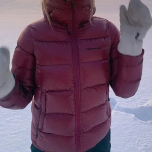 Vinröd dunjacka från peak performance - Vinröd dunjacka från peak performance i strl xs. Superfin och varm men är tyvärr för liten för mig. Säljer för 1000kr+ frakt💕