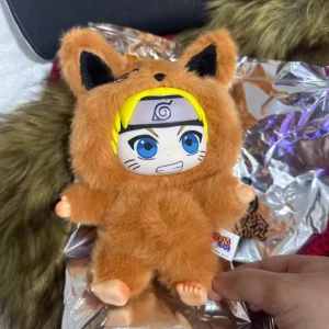Naruto Kurama Plush - Söt Naruto Kurama plushie i fint skick, perfekt för animefans och samlare. Mjuk päls, tydliga färger och detaljerad design. Inga synliga defekter eller slitage. Perfekt som present eller dekoration.