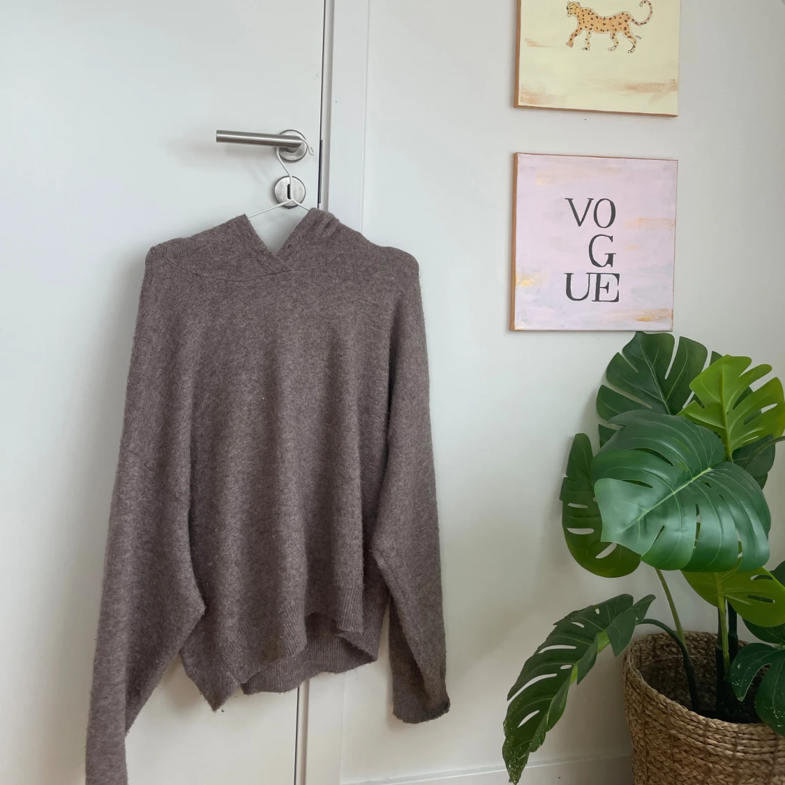 Brun stickad hoodie med huva från Lindex