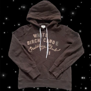 Brun hoodie med tryck - Snygg brun hoodie från L.O.G.G. med broderat tryck, i storlek M, 100% bomull 🍂