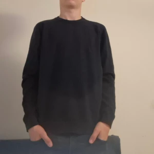 Svart stickad tröja - En enkel svart stickad tröja storlek 160 men passar runt 170, modellen är 170 mycket bra skick 