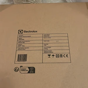 Helt oanvänd robotdammsugare från Electrolux - Electrolux PI92-4STN robotdammsugare i färgen Space Teal. Helt oanvänd i oöppnad originalförpackning. 
