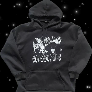 Svart graphic hoodie - Svart hoodie med tryck, i storlek S 