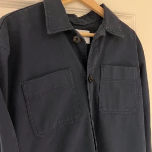 Mörkblå overshirt selected homme - Mörk blå overshirt. Perfekt nu till hösten o för en skön lager på lager stil. Tveka inte att fråga vid minsta fundering! 