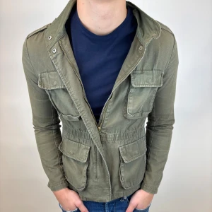 Field jacka  - Hej, säljer nu denna väldigt snygga och eftertraktade Field jackan som är perfekt nu till hösten/ vintern! Storlek XS  Bra skick  Fraktas spårbart vis Instabox, PostNord eller bring!  Vid minsta lilla fundering så är det bara att höra av sig! 